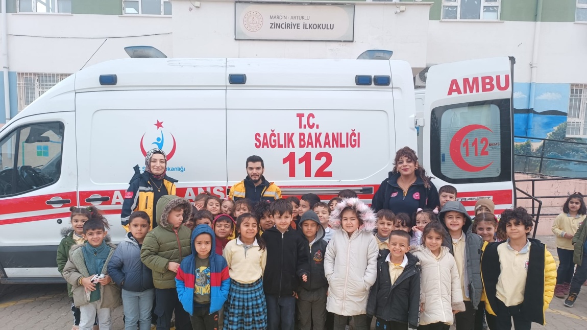 Okulumuzun 1-A sınıfı öğretmeni Murat KARACA'nın ambulans tanıtımı etkinliği